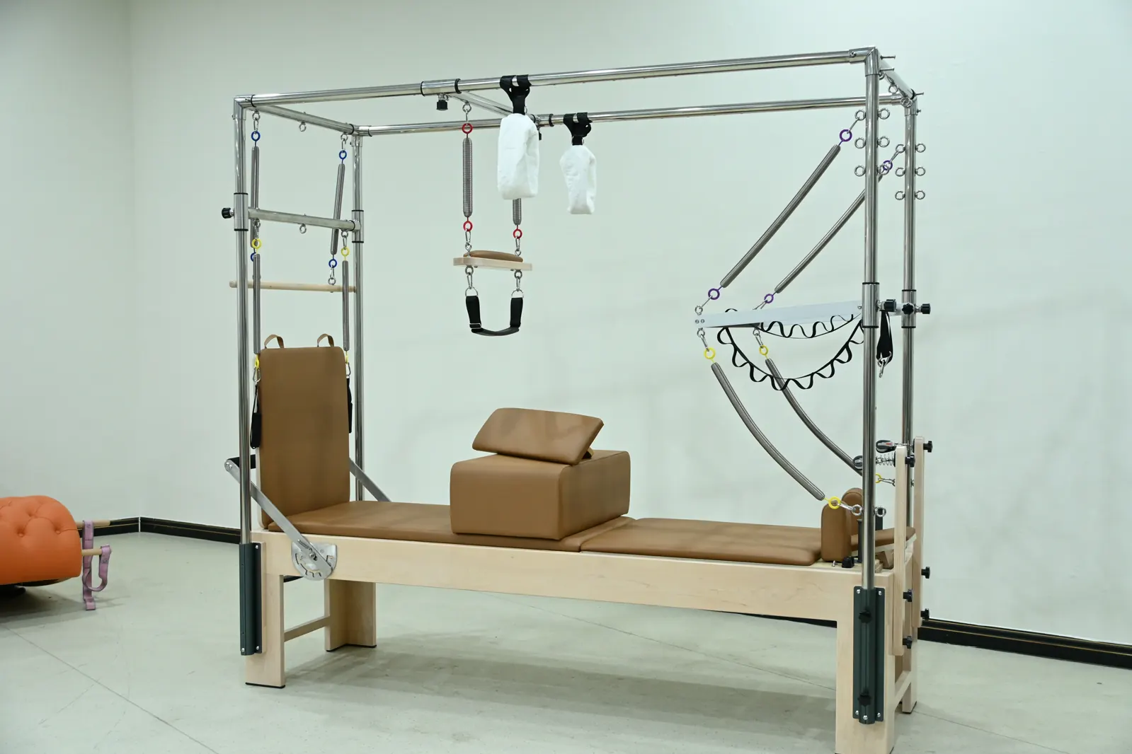 Reformer Pilates com configuração de torre e acessórios