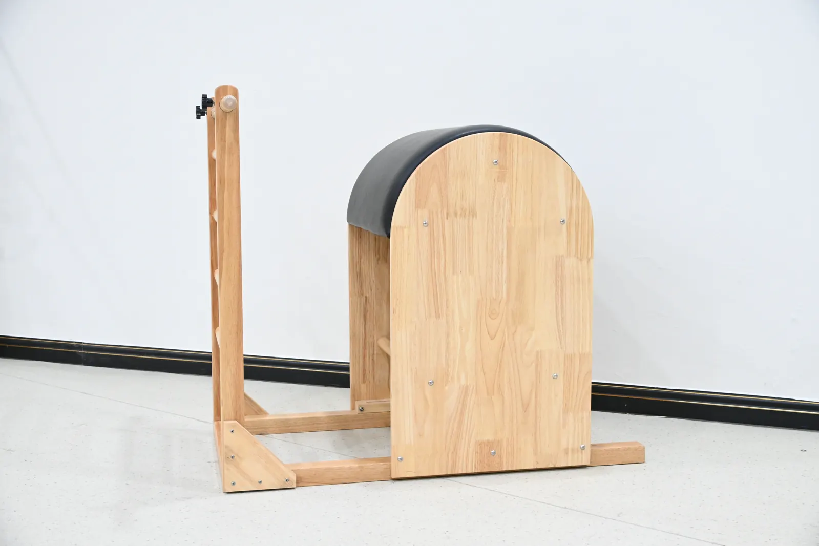 Ladder Barrel Pilates com escada e superfície acolchoada